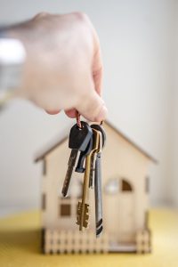 Person with keys for real estate - Pango Real Estate, owned by real estate developers Or Pando and Yariv Golan, specializes in commercial real estate in Florida. Here are tips courtesy of Or Pando.