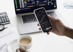 Person holding a Smartphone - Reseña LeoTradezComentarios LeoTradez Opiniones LeoTradez LeoTradez es confiable? Brokers confiables LeoTradez Plataforma LeoTradez Inversion LeoTradez Inversiones LeoTradez Retiros LeoTradez Estafa LeoTradez