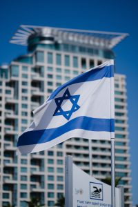 תמונות מהטיול של שלומי טהורי וטהוניה בתל אביב  עם דגל ישראל 